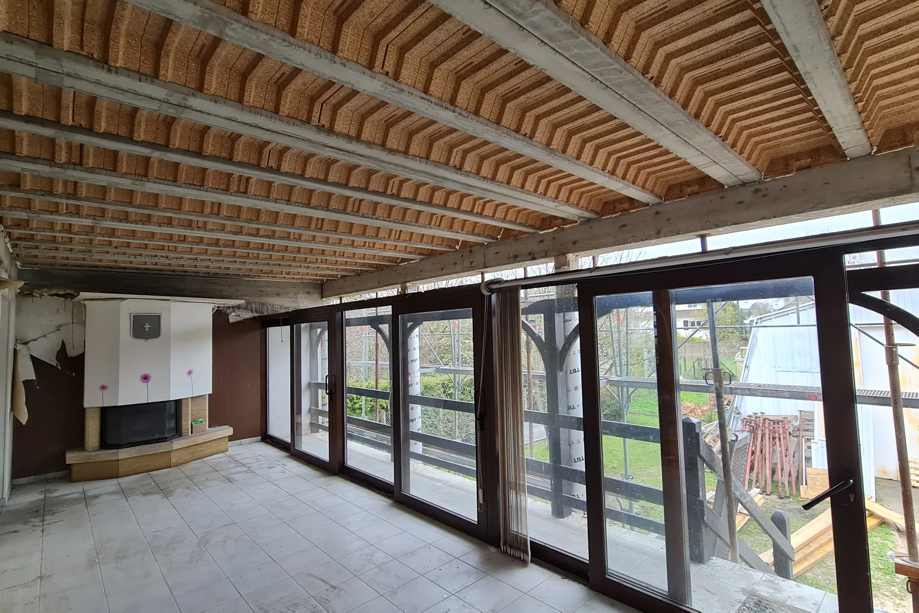 Extension rénovée avec verrière noire et plafond bois